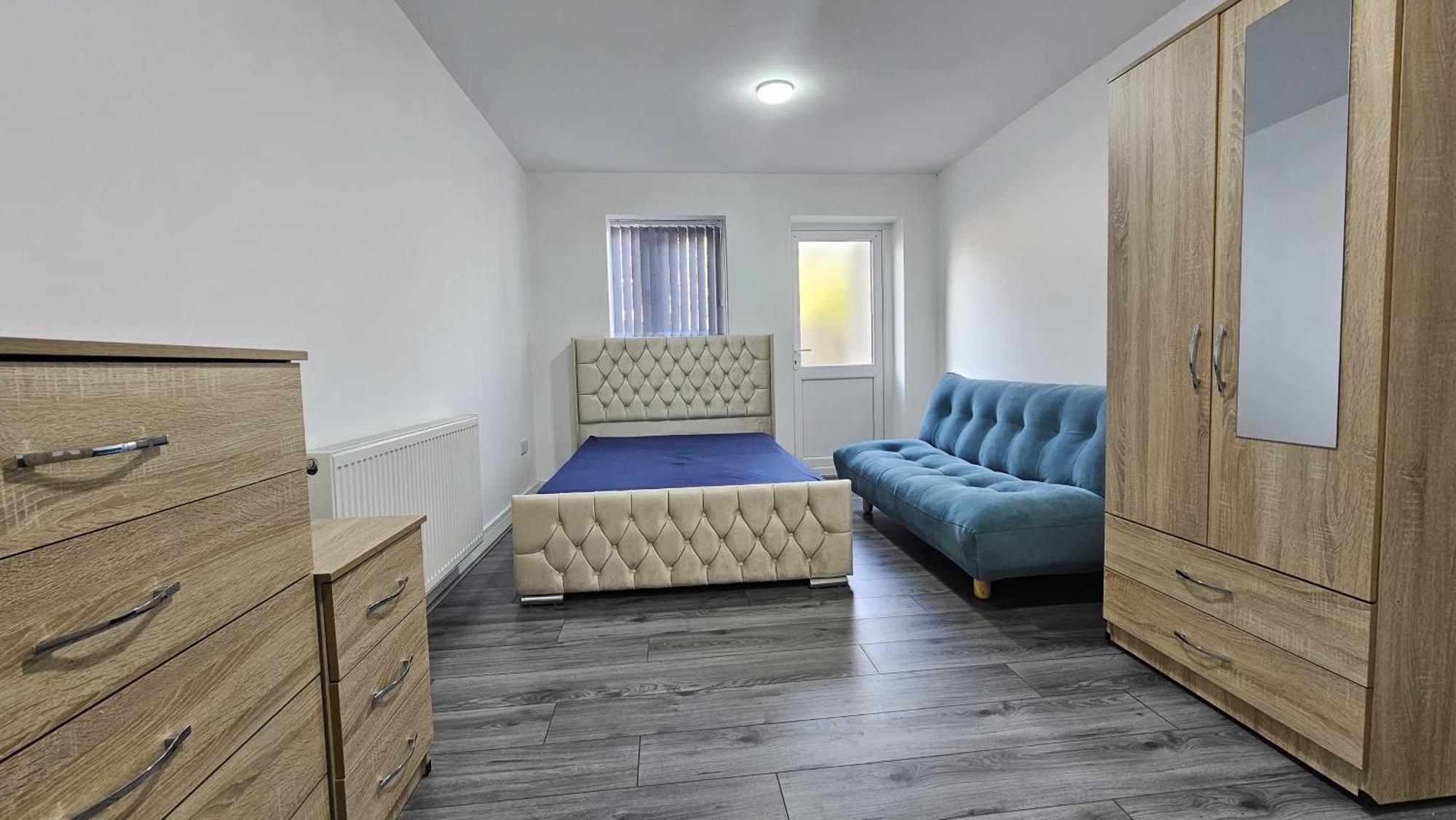 Spacious Double Bedroom With Private Toilet And Shared Kitchen With On Premesis Parking Oldbury  Exterior foto