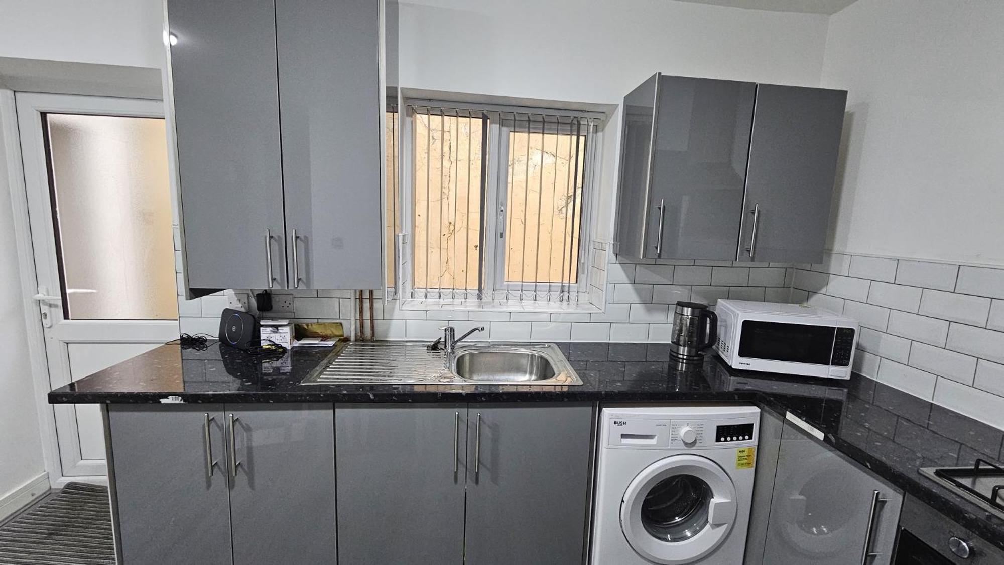Spacious Double Bedroom With Private Toilet And Shared Kitchen With On Premesis Parking Oldbury  Exterior foto