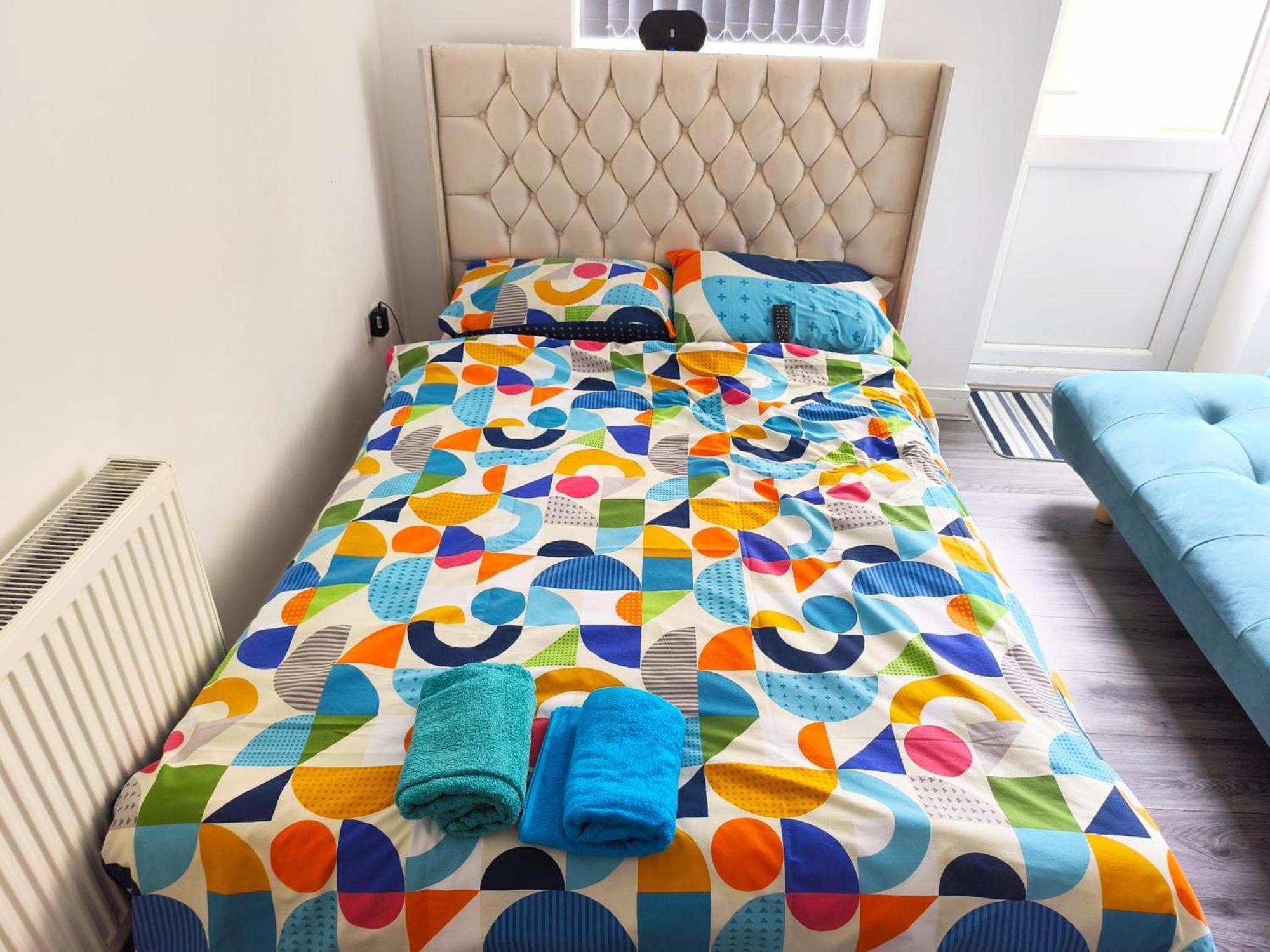 Spacious Double Bedroom With Private Toilet And Shared Kitchen With On Premesis Parking Oldbury  Exterior foto
